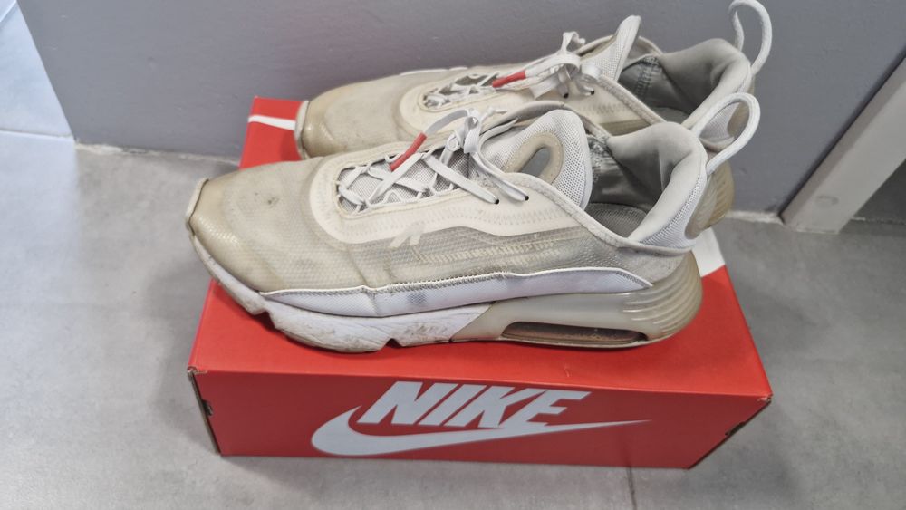 Nike buty 2090. 43 buty są kremowe zżółknięte