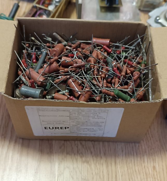 Набір резисторів плюс ліхтарик робочий заряджається від мережі, діоди.