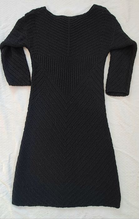 Vestido preto em malha com la e alpaca, confortável e quentinho, com m