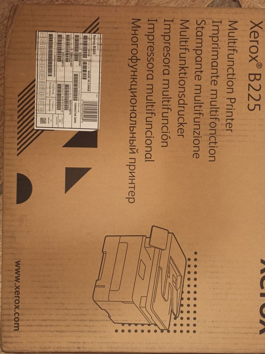 МФУ Xerox B225 з запасним картриджем.