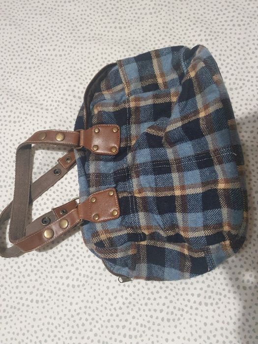 Mala de tecido aos quadrados.