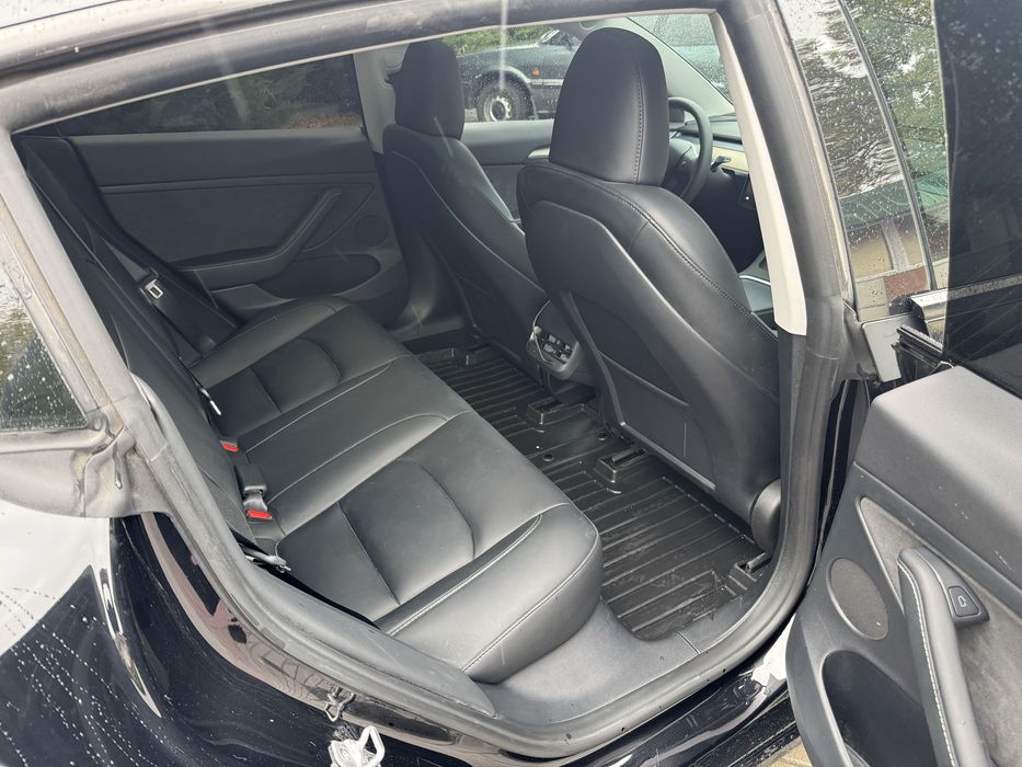 Tesla model 3 2023 рік