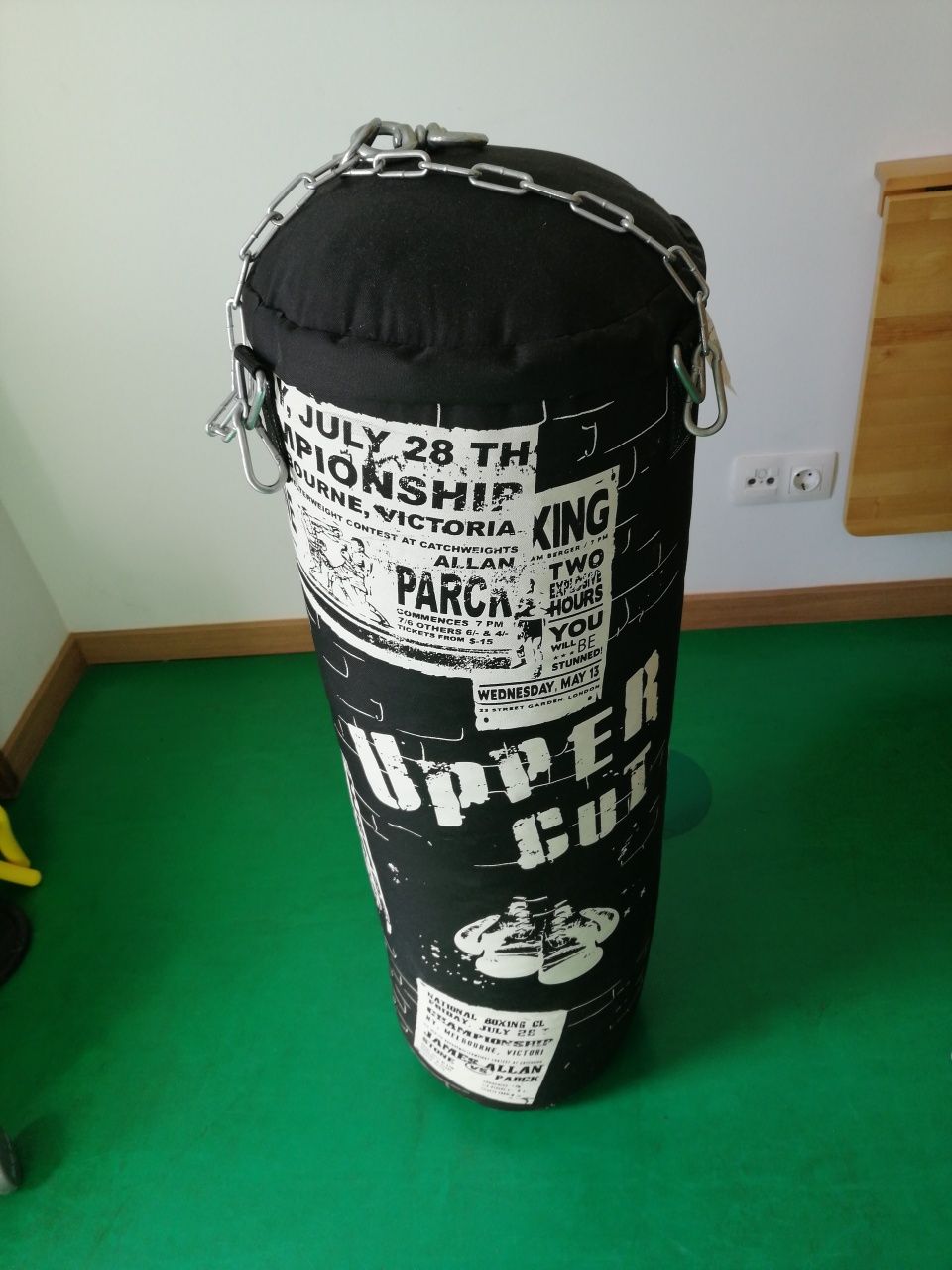 Saco de boxe com suporte de parede e luvas