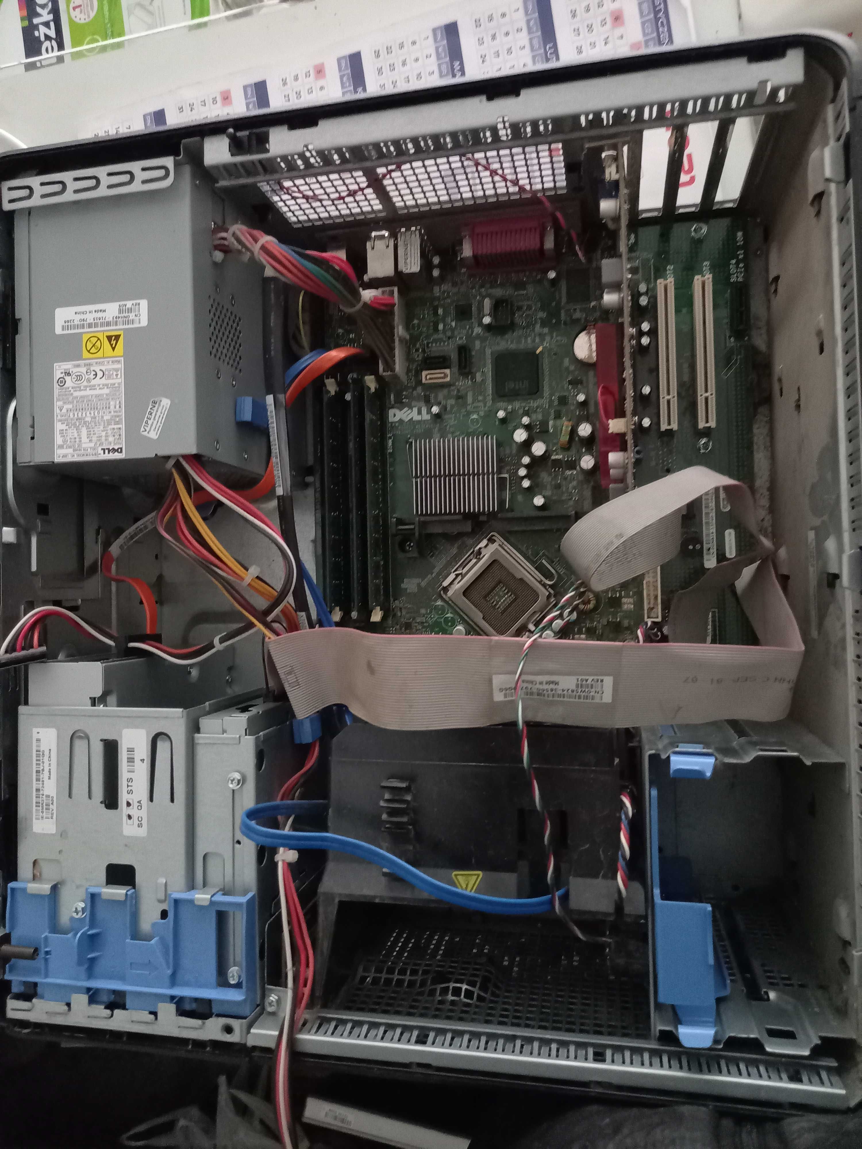 Stare komputery w różnym stanie części