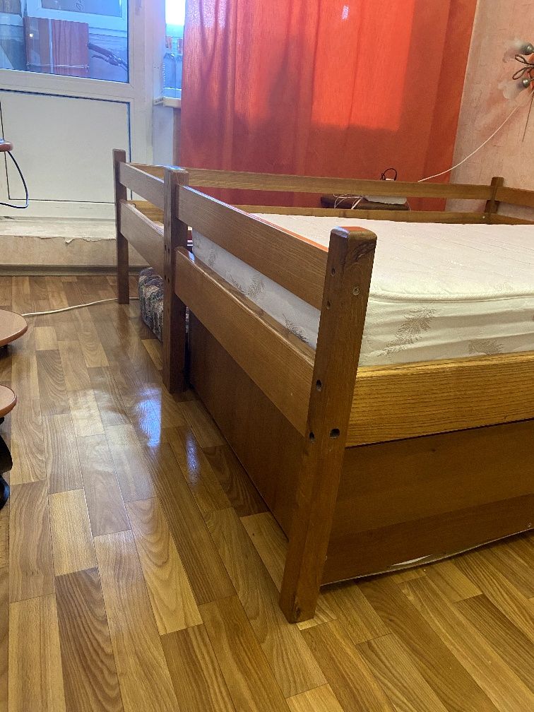 Ліжко дерев'яне у гарному стані