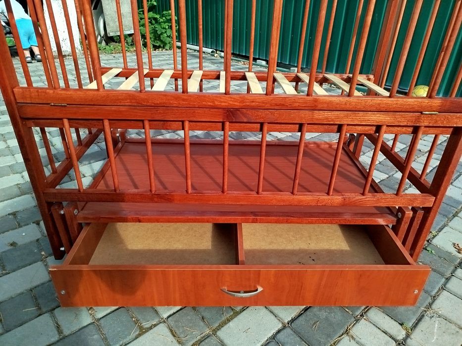 Дитяче ліжечко з маятникоподібним механізмом.