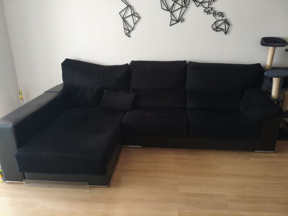 Sofá preto de 275cm com chaise longue de 130cm