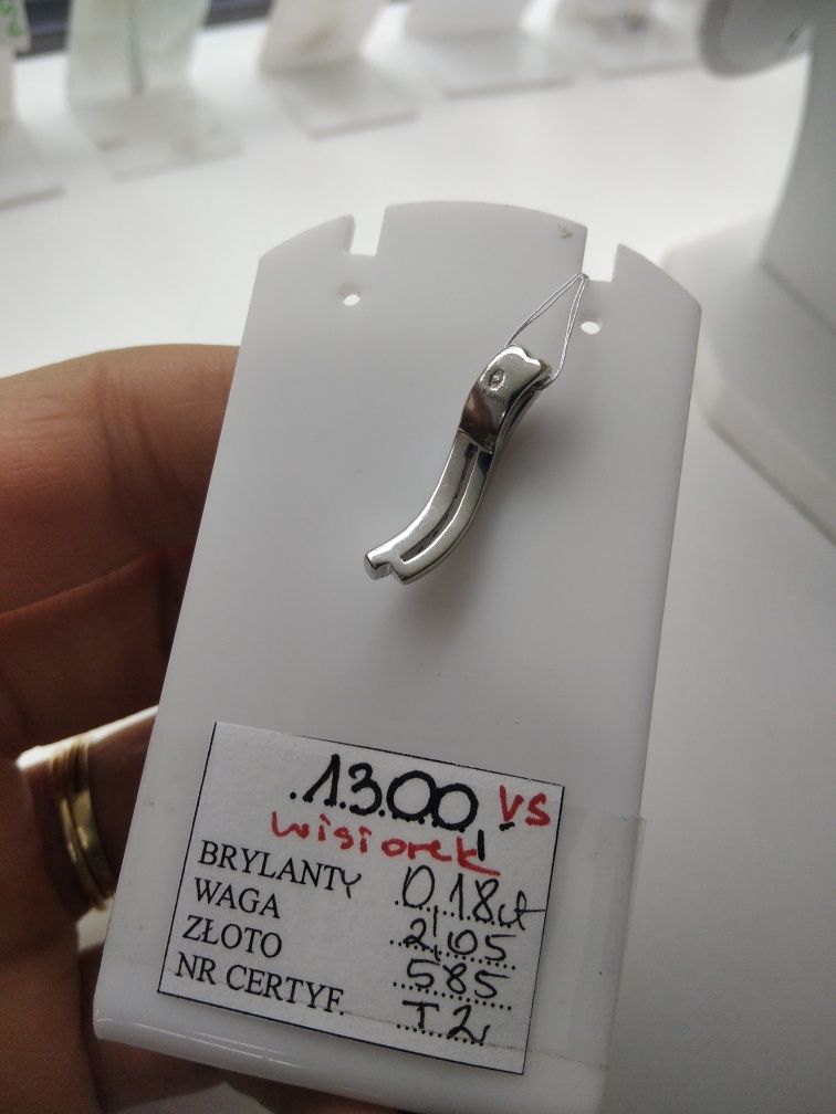 Złoty wisiorek z brylantami białe złoto 585  635