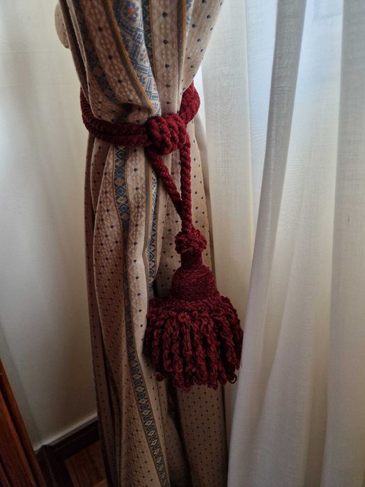 Vendo cortinados com sanefa