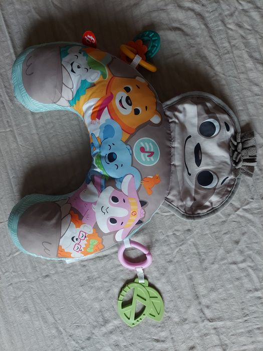 Muzyczna poduszka leniwiec do nauki leżenia na brzuszku Fisher Price