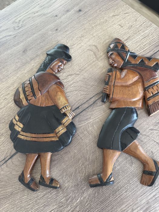 Lote 2 quadros de Escultura peruana