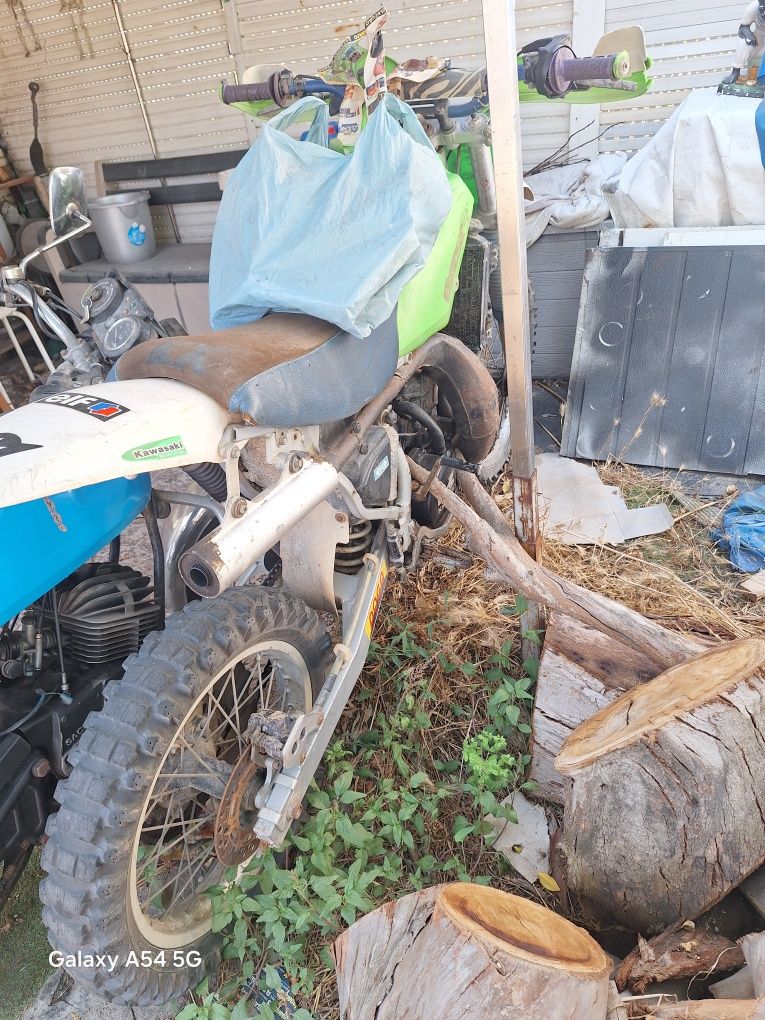 Mota de mato sem matrícula 250cc a 2 tempos.