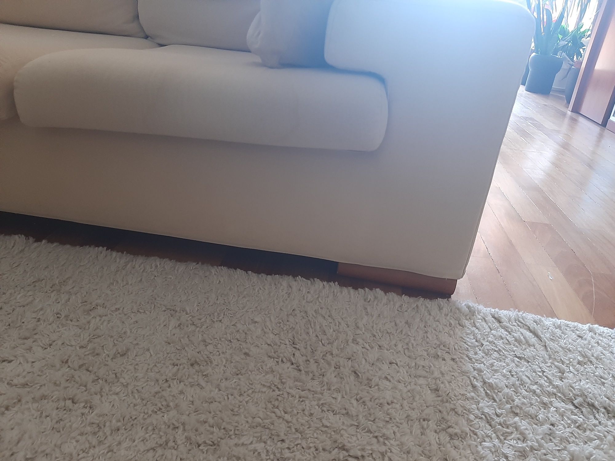 Sofá com chaise longue de plumas