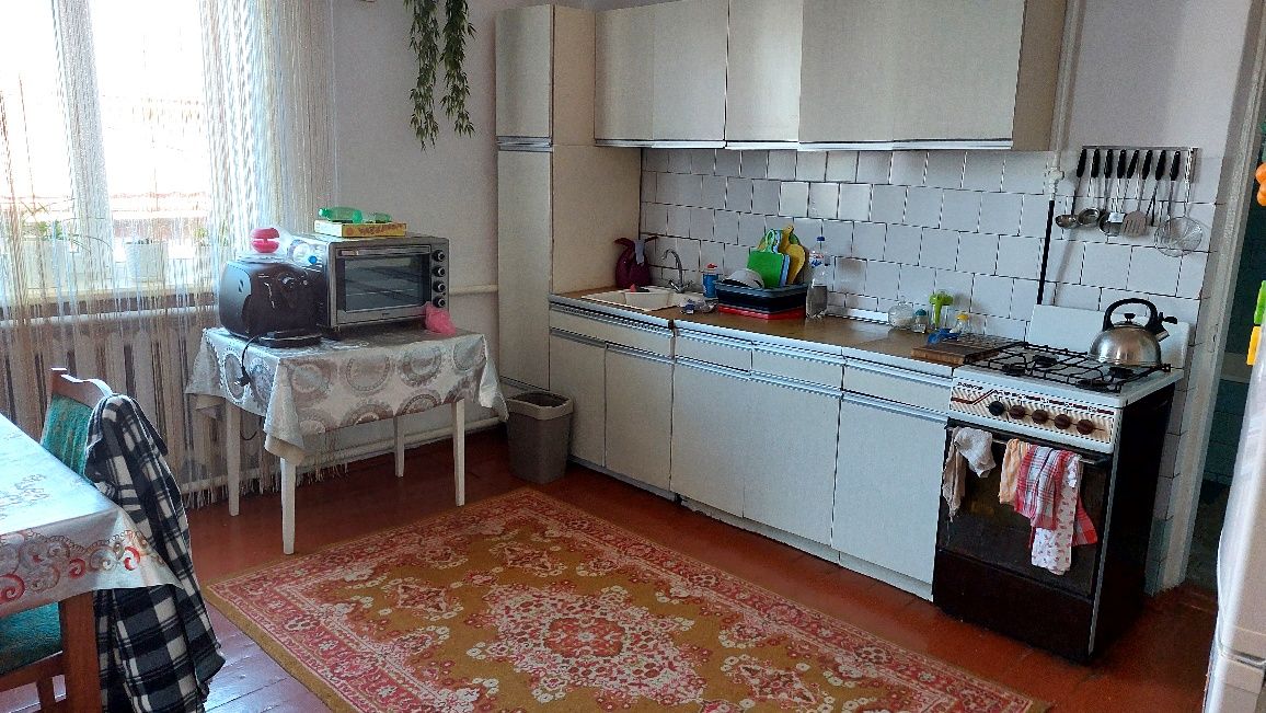 Продається будинок у м.Горохів, на території є гараж хлів, літня кухня