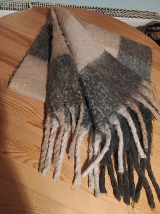 Ciepły szal w krate