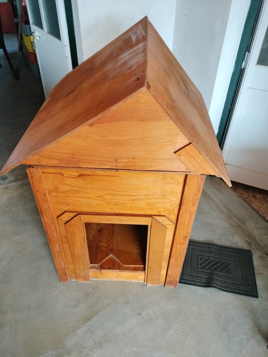 Casota de madeira impermeabilizada para cão de porte medio ou grande.