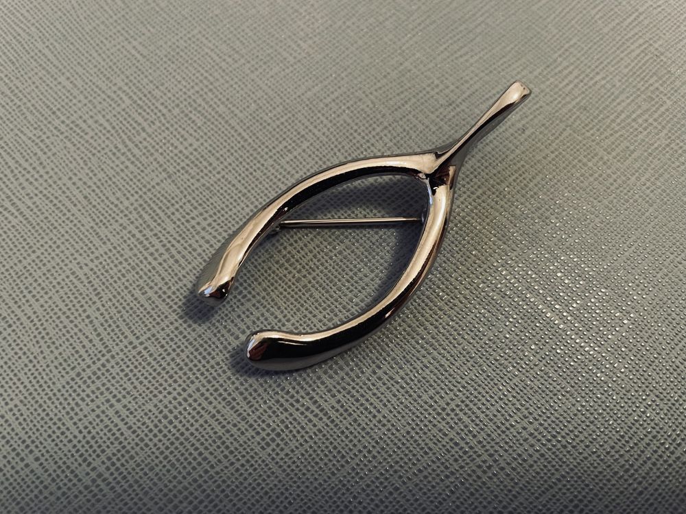 Broszka przypinka pin wishbone gałązka kość szczęścia vintage jak kopi
