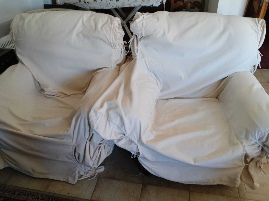 Sofá de três lugares e 2 poltronas em couro castanho.