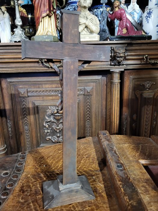 Stary rzeźbiony krzyż drewniany pasyjka