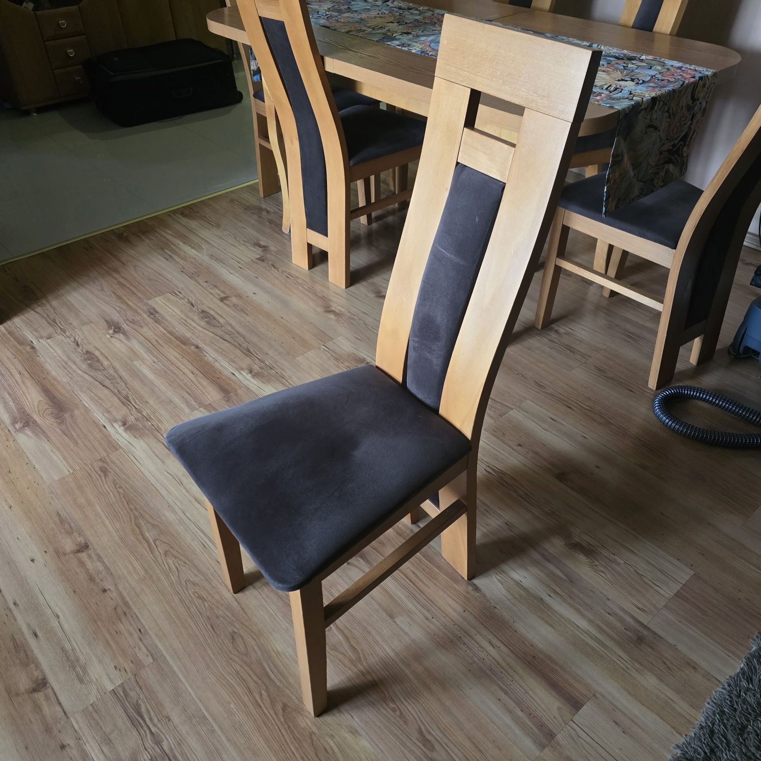 Stół do salonu plus 6 krzeseł