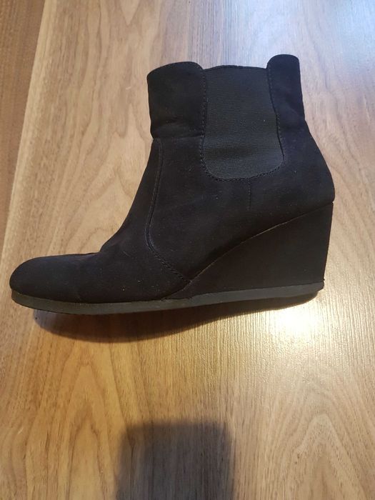 Czarne buty na koturnie