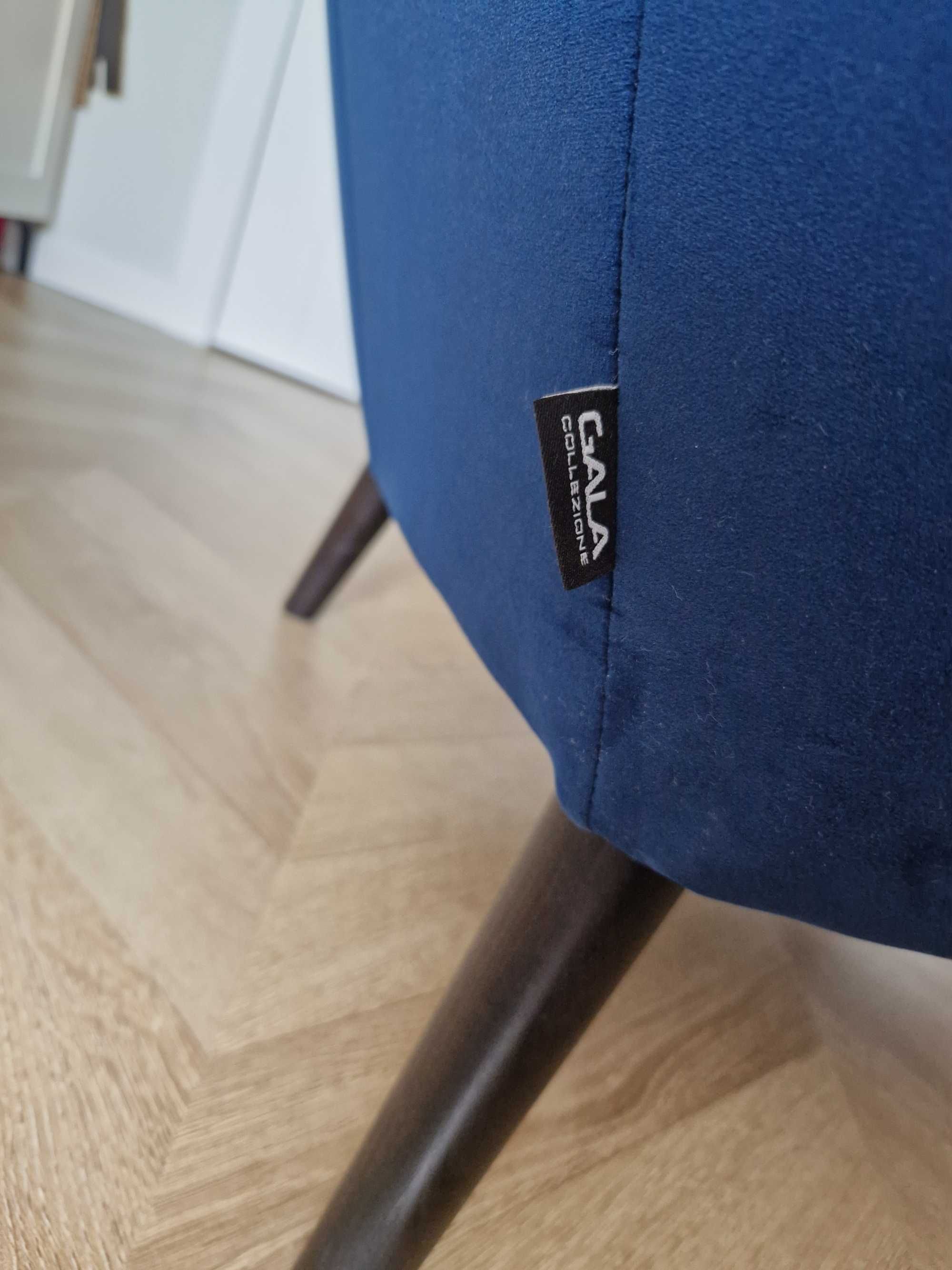 Granatowy welurowy fotel Voss Gala Collezione