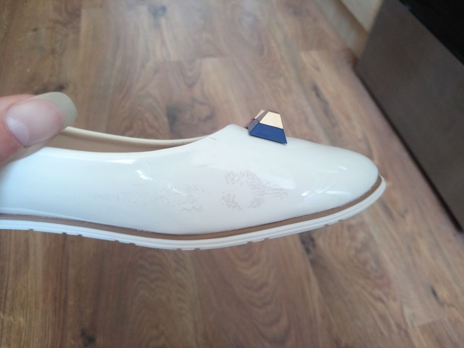 Lakierowane baleriny, białe/ecru, rozmiar 39 (25cm), stan bardzo dobry