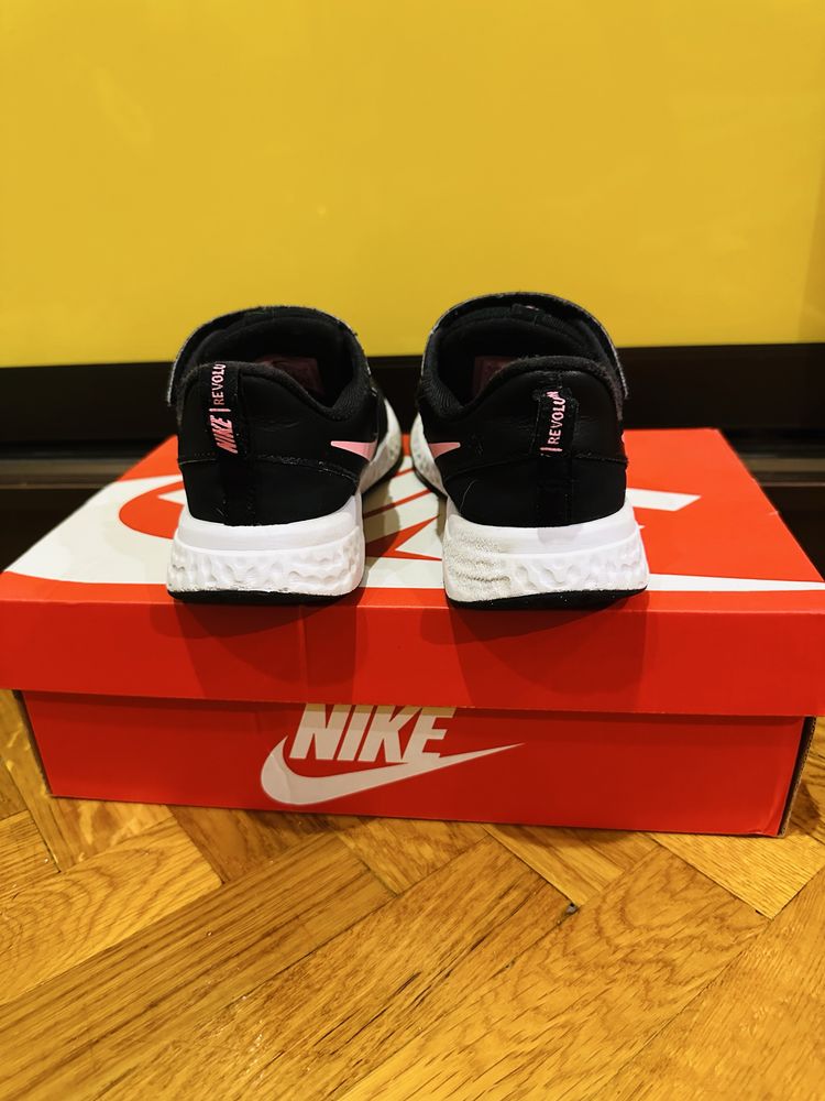 Кроссовки Nike Revolution размер 34