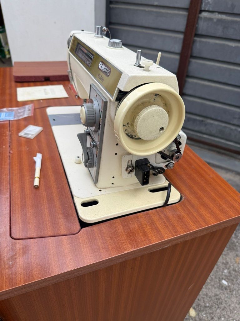 Máquina de custura olivia