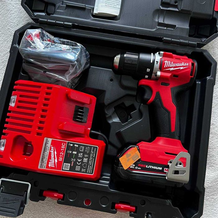 Аккумуляторная ударная дрель-шуруповерт MILWAUKEE (BLPDRC-202C)