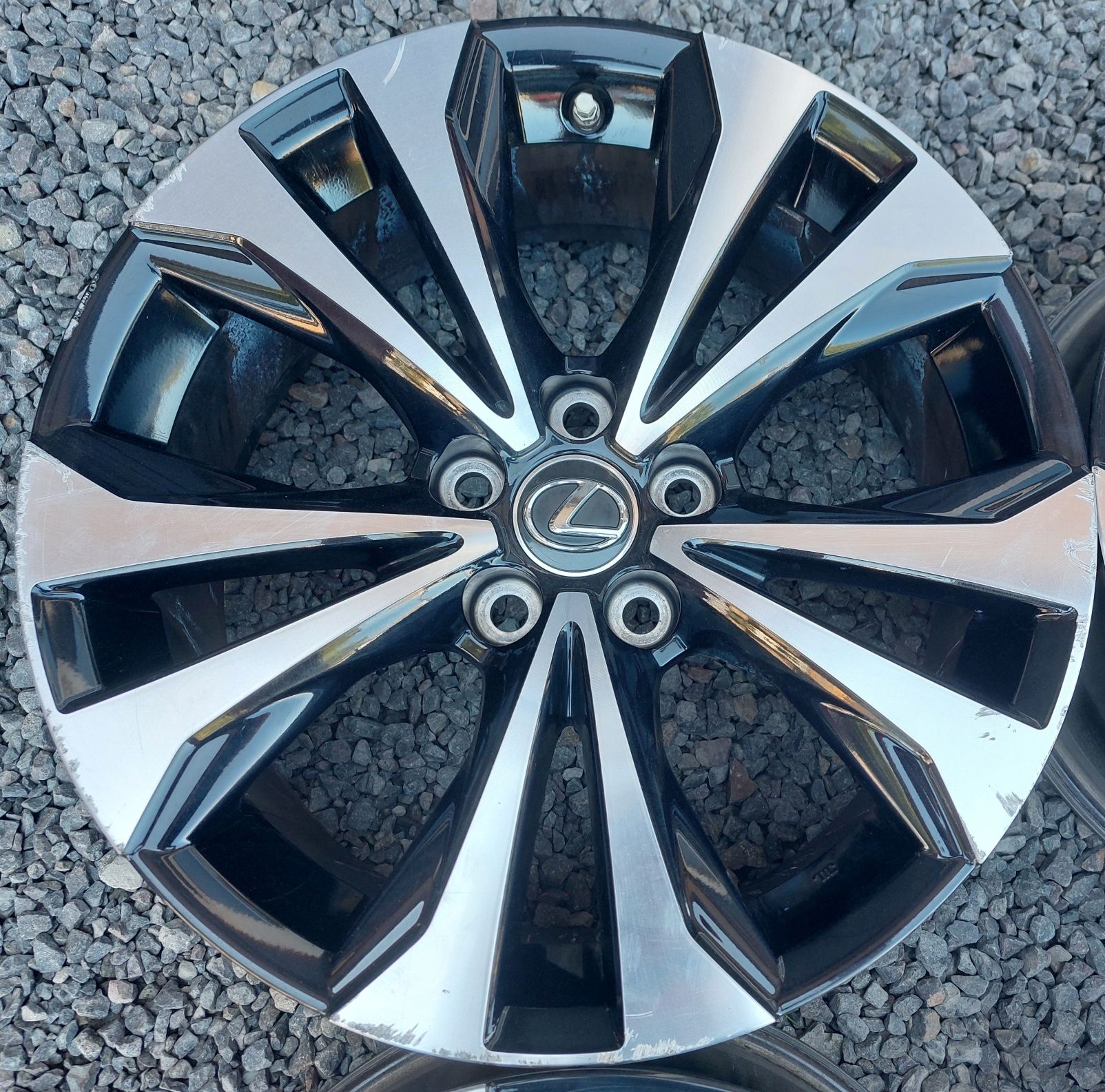 5 114,3 R18 lexus IS FX