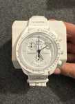 Omega x Swatch SO33W700 Snoopy - Biokeramika i wytrzymałość kosmiczna