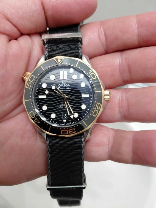 Relógio Omega Seamaster 300 bicolor preto e dourado