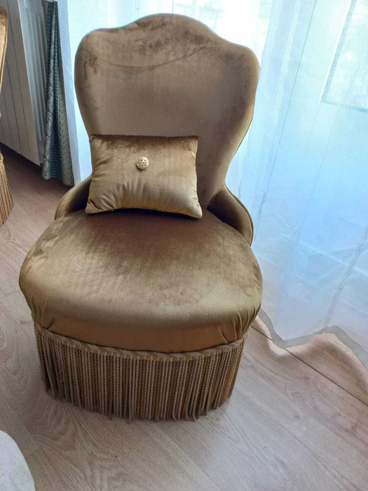 Cadeirões em tecido completamente restaurada + almofada decorativa.