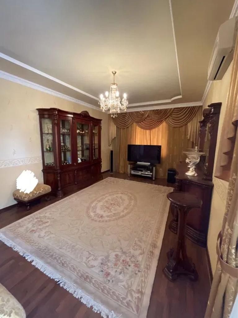 Продам 5-комн квартиру в районе Титова ул.
