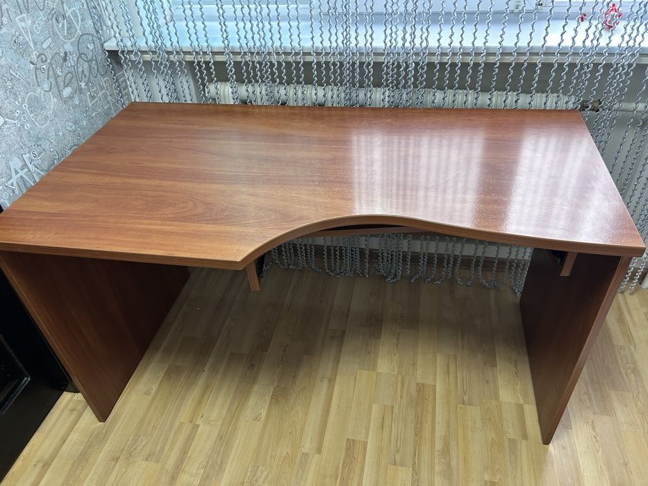 Якісний компютерний  стіл