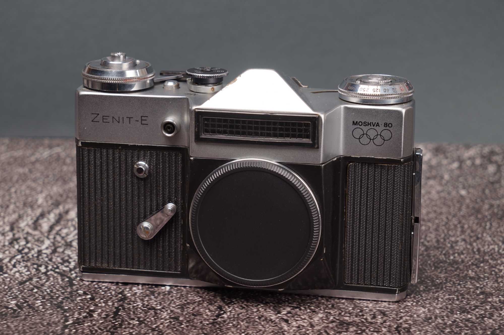 Фотоапарат Zenit-E тушка. Зенит Олімпійський Moskva 80