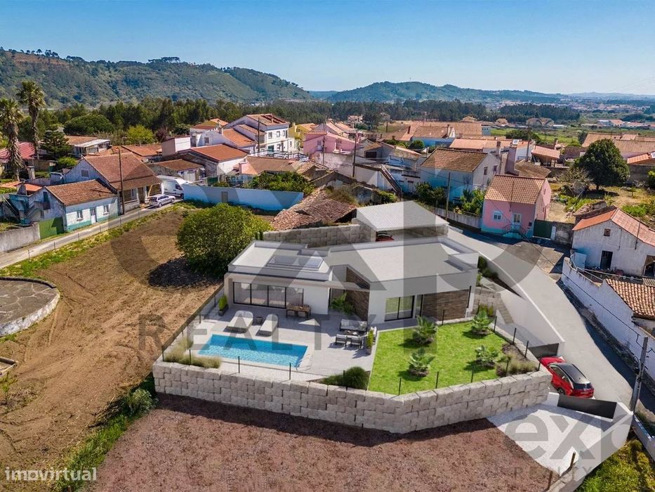 Fabulosa moradia com arquitetura moderna. T4 implantada num terreno de