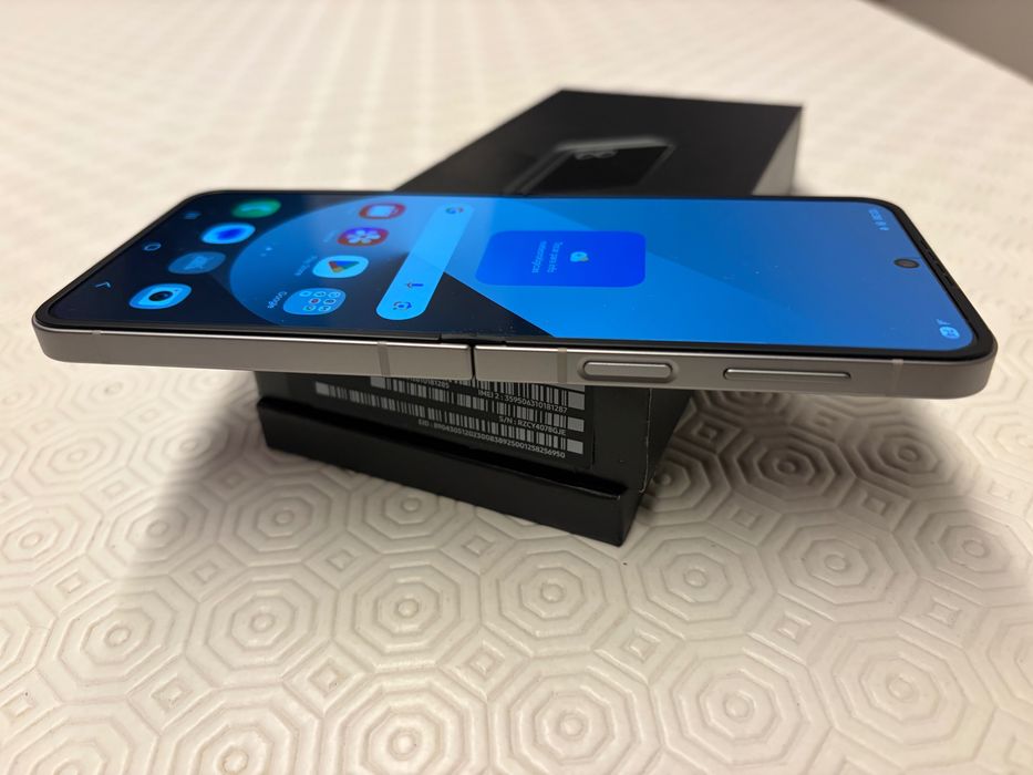 Samsung Z Flip6 cinzento 12/256GB como novo com garantia