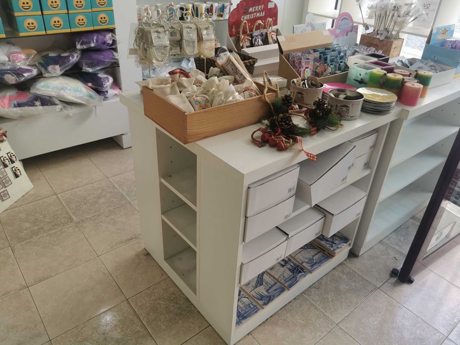 Estantes loja em mto bom estado