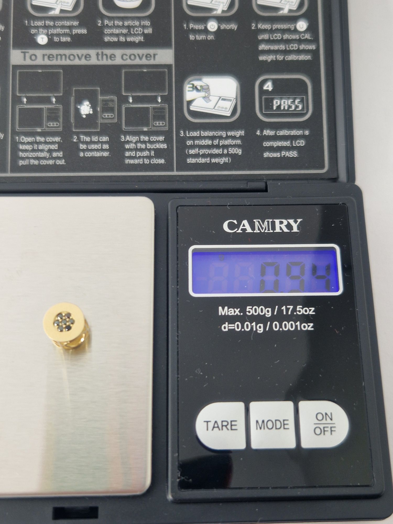Złoty charms z czarną cyrkonią