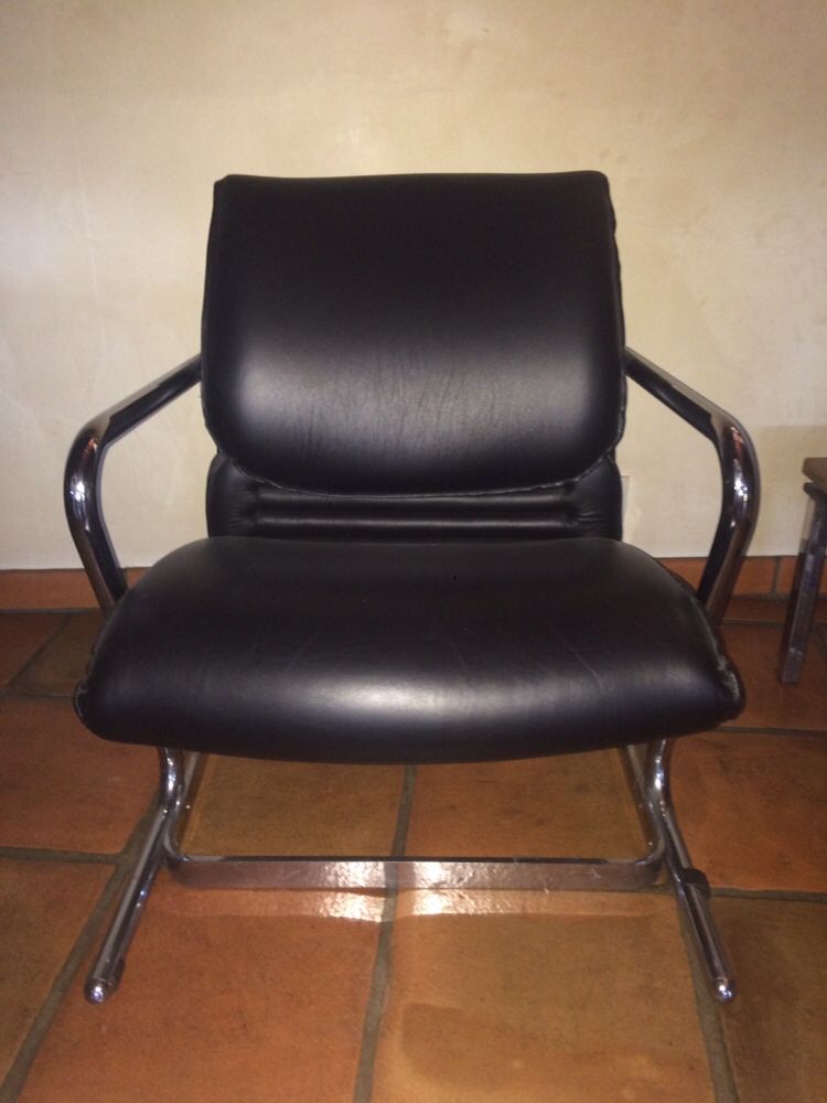 Conjunto cadeiras em couro + mesa de centro