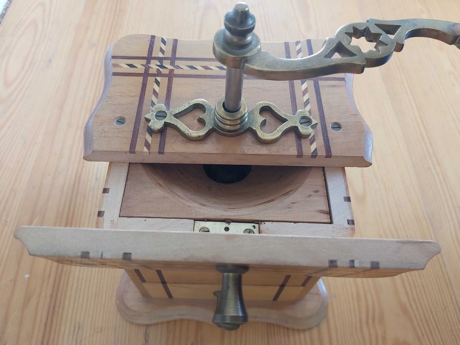 Stary młynek do kawy bardzo dobry stan zachowania.