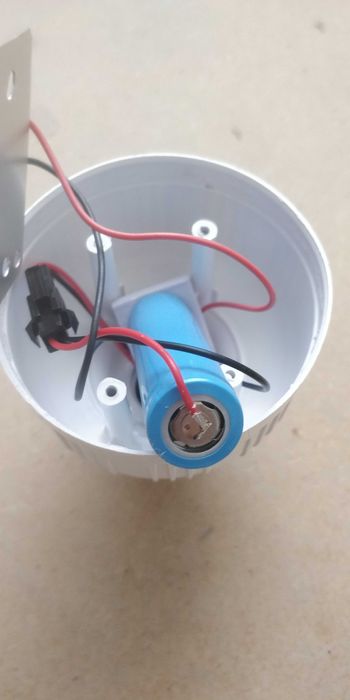 LED лампа с аккумулятором