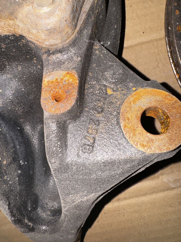 Цапфа поворотний кулак Volkswagen Crafrer Man Tge 2n0257b