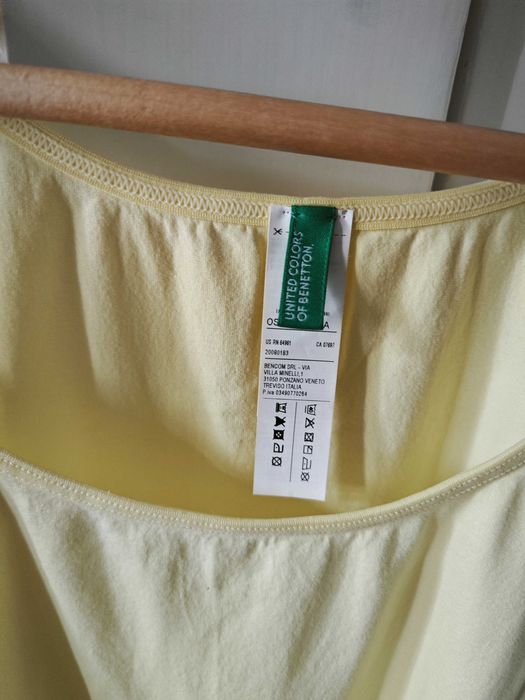 Top amarelo fluo em mousse da Benetton