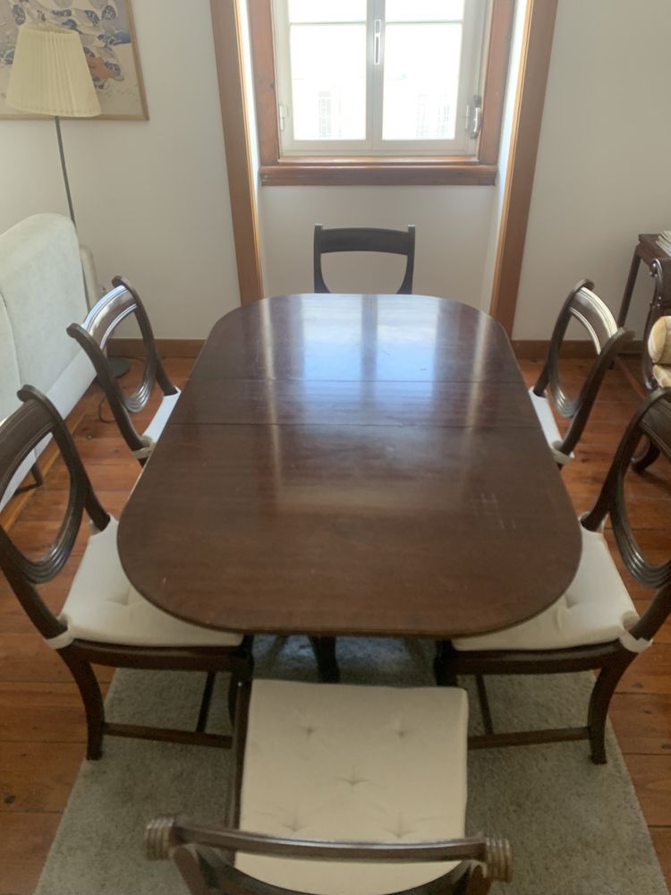 Mesa e cadeiras de sala de jantar
