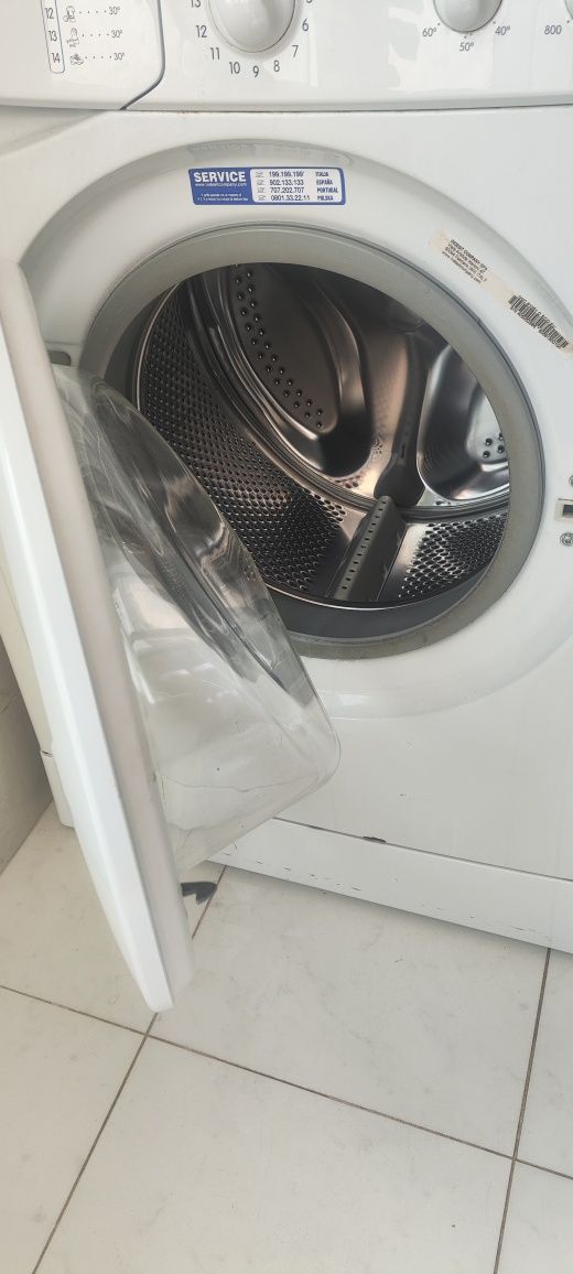 Máquina de Lavar Roupa Indesit IWC 61051 – 6 kg, 1000 rpm

Descrição G