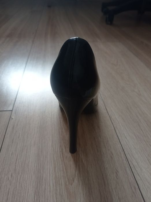 Туфлі лаковані на шпильці