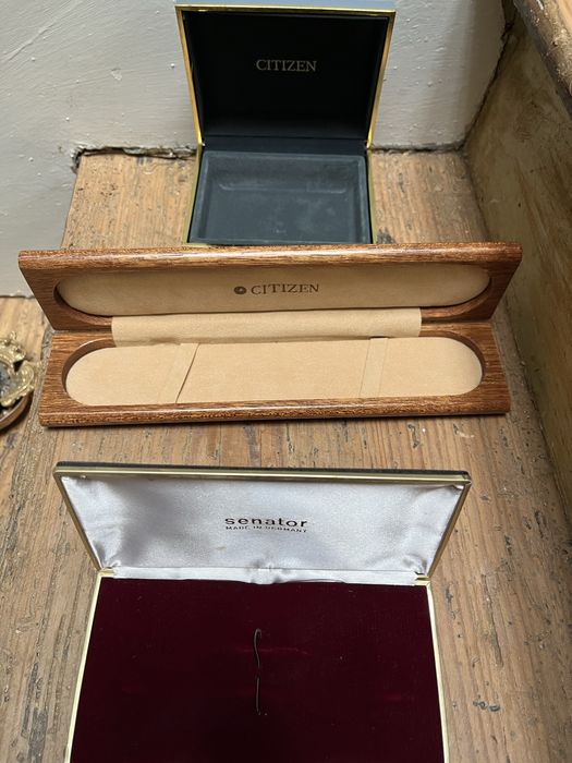 Caixas para relogios e canetas